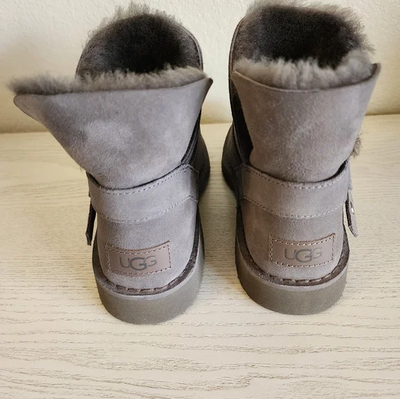 UGG Gray Winter Boots with Suede Finish - Picture 4 of 8